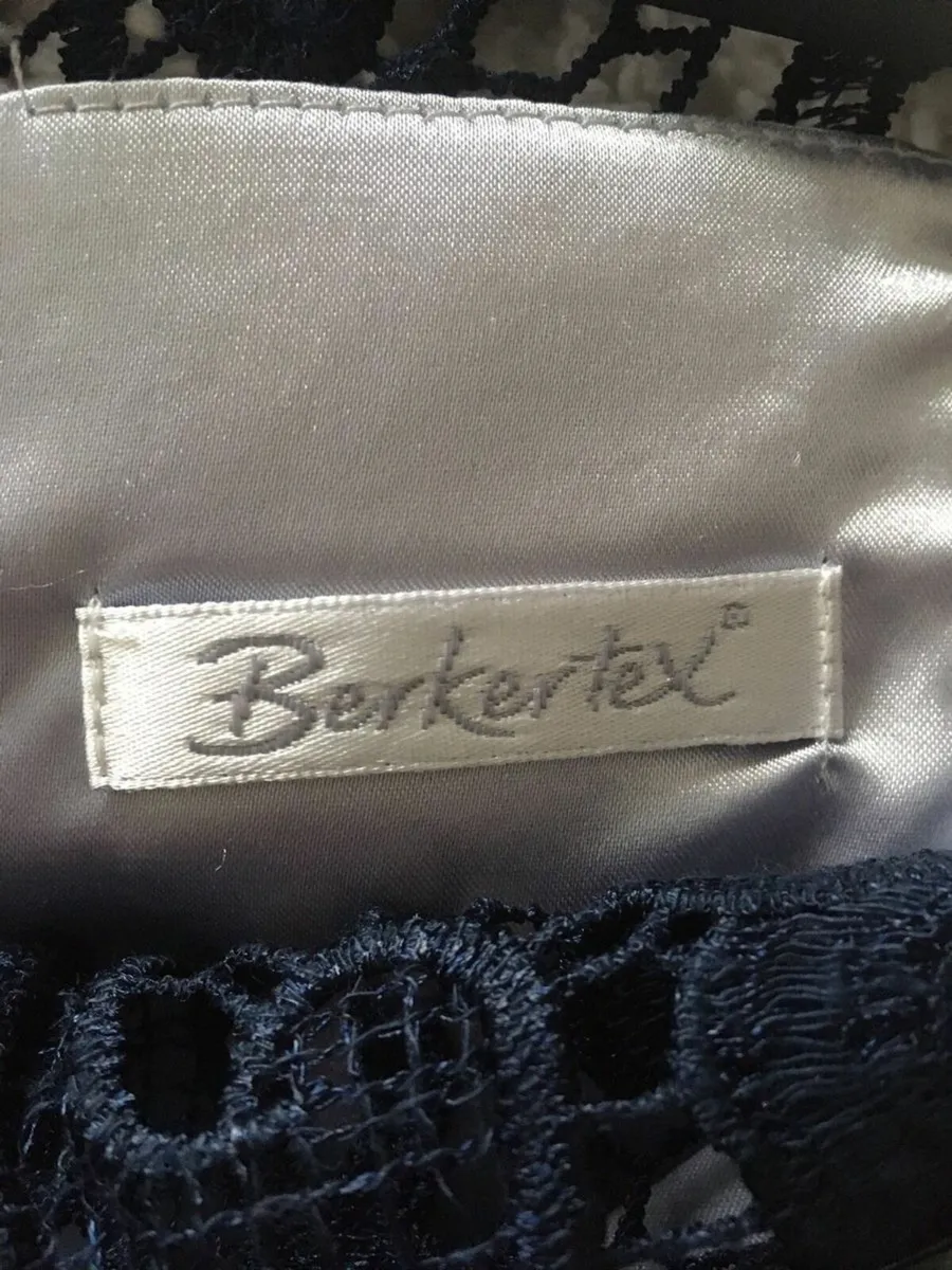 New Berkertex Lace Dress, Size 12, Fully Lined - Image 3