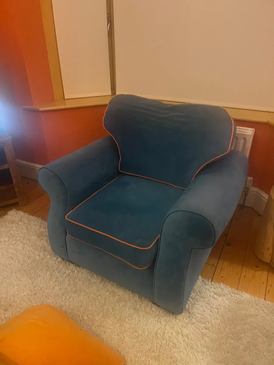 Sofa and 2 chairs - Image 4