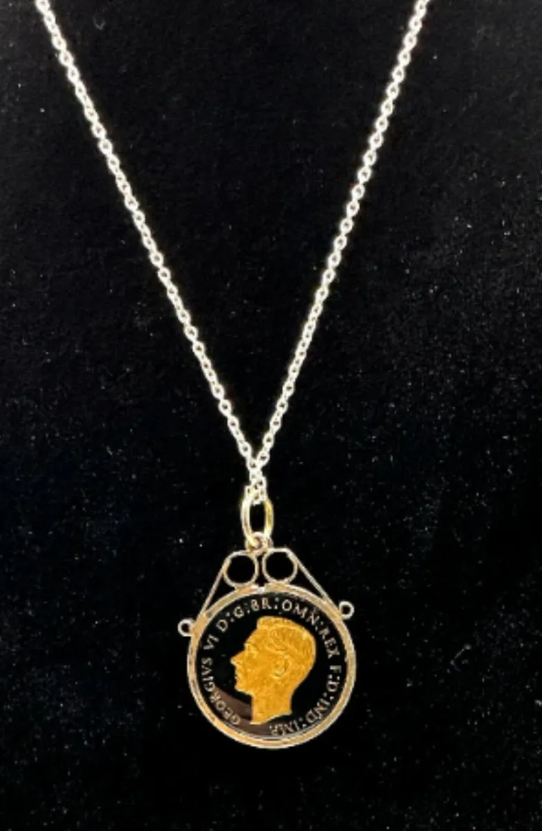 A 1946 British Farthing Coin Pendant Necklace - Image 2