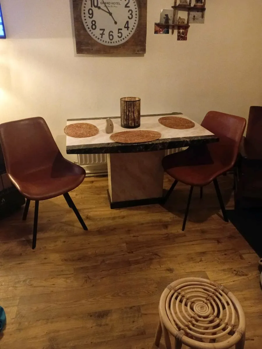 Table and chairs - Image 1