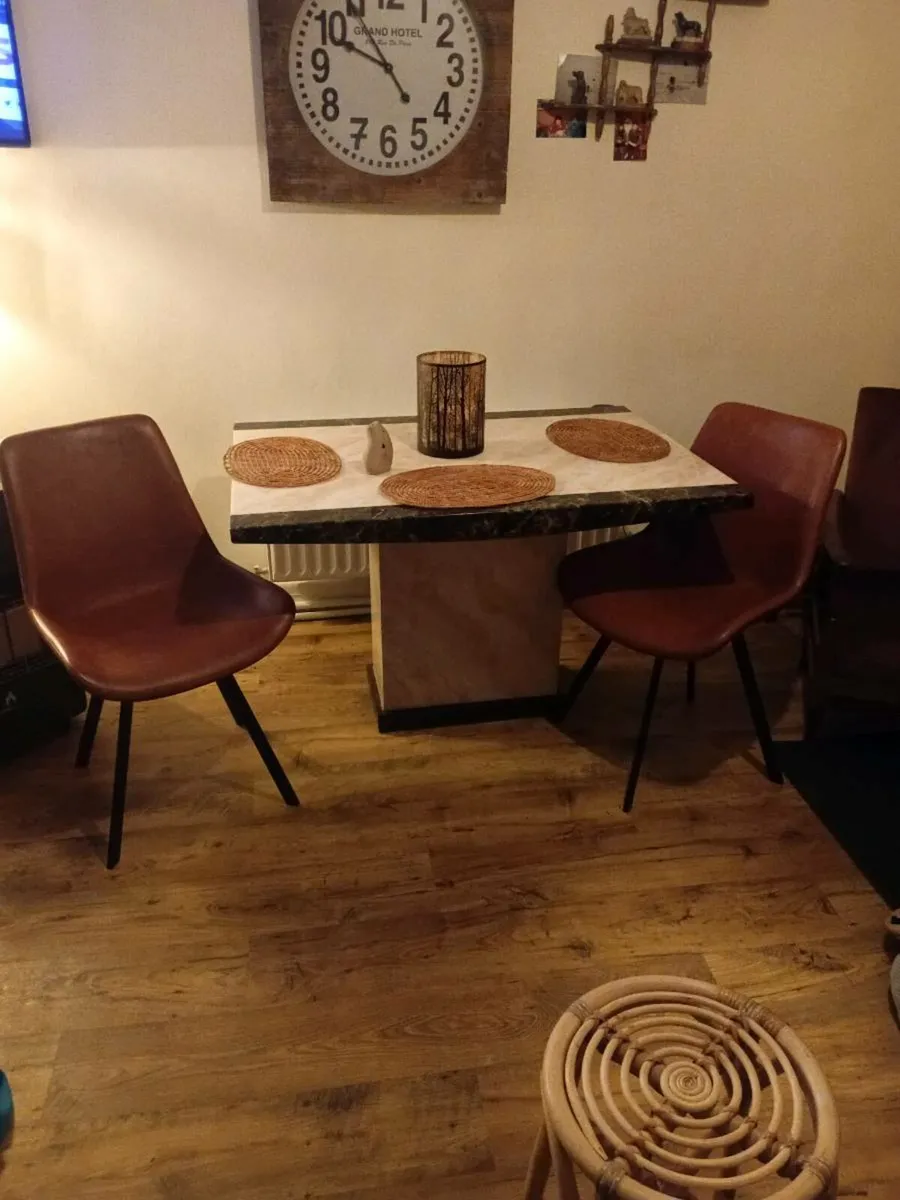 Table and chairs - Image 2