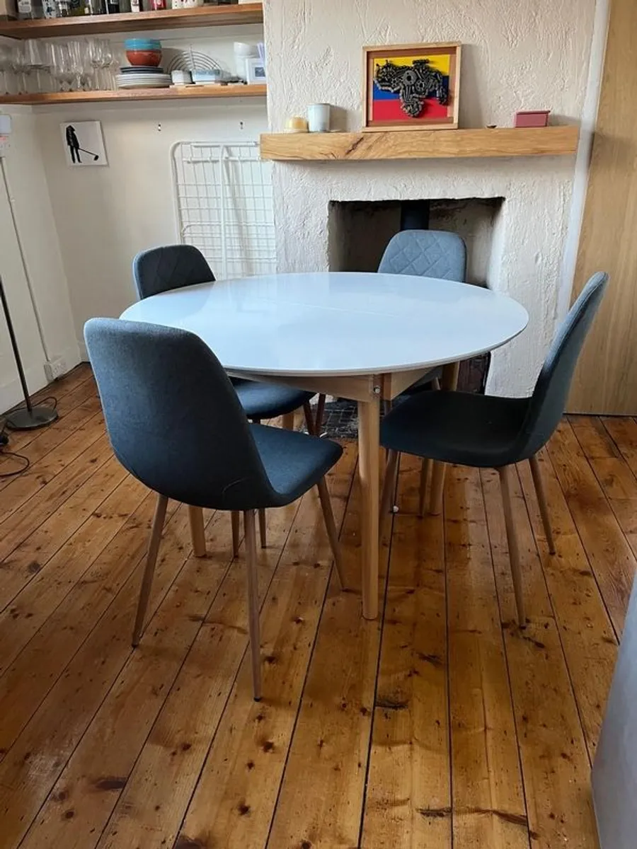 dining table in really good condition - Image 1