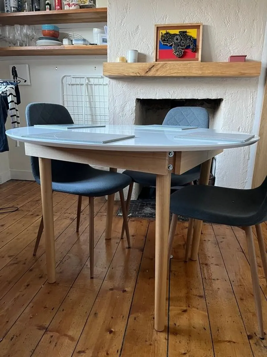 dining table in really good condition - Image 3