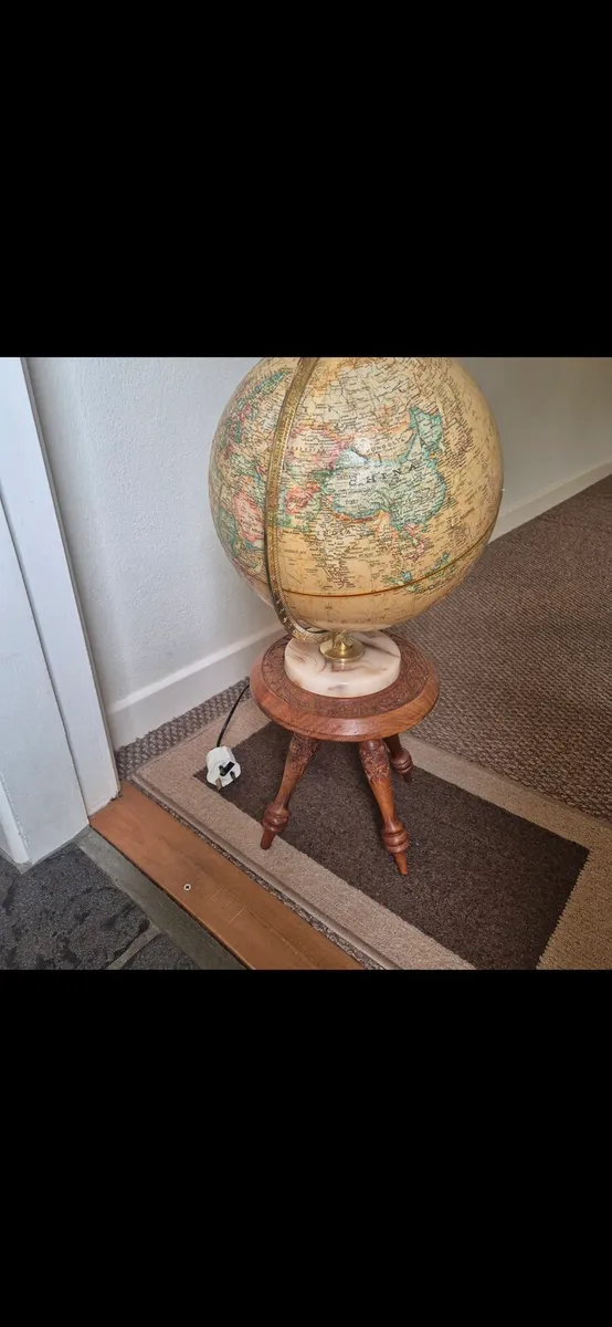 Light up globe and stool - Image 1