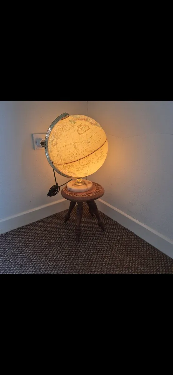 Light up globe and stool - Image 2