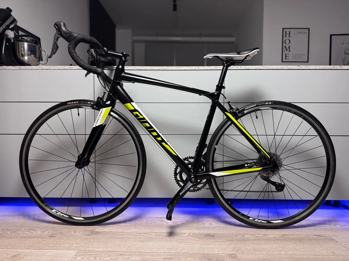 GIANT Contend Road Bike - Image 2
