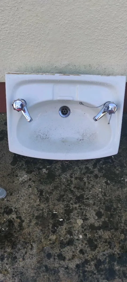 Shower tray and Sink unit with taps - Image 1