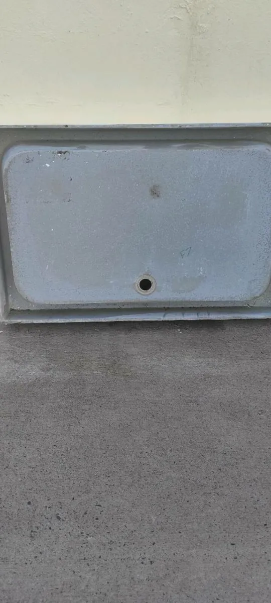 Shower tray and Sink unit with taps - Image 2