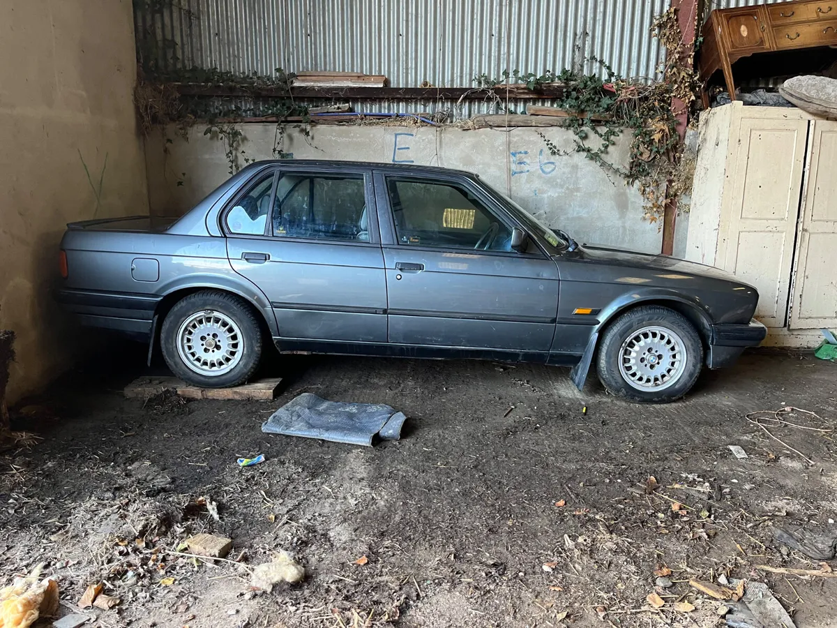 BARN FIND ONLINE AUCTION NO RESERVE BMW E30 - Image 4
