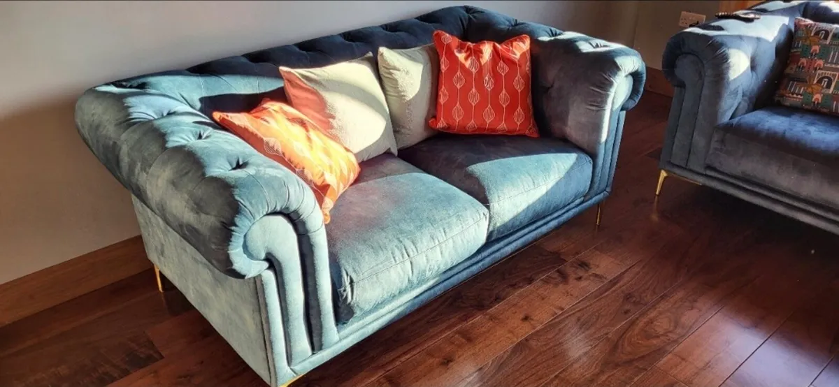 Chesterfield sofa 4 seater & 3 Seater - Image 1