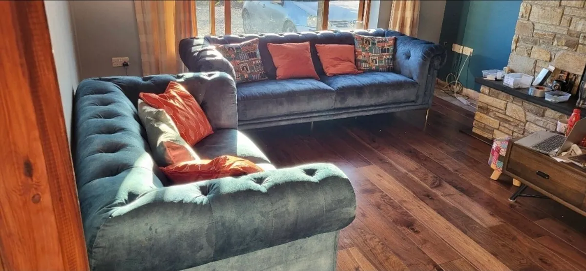 Chesterfield sofa 4 seater & 3 Seater - Image 2
