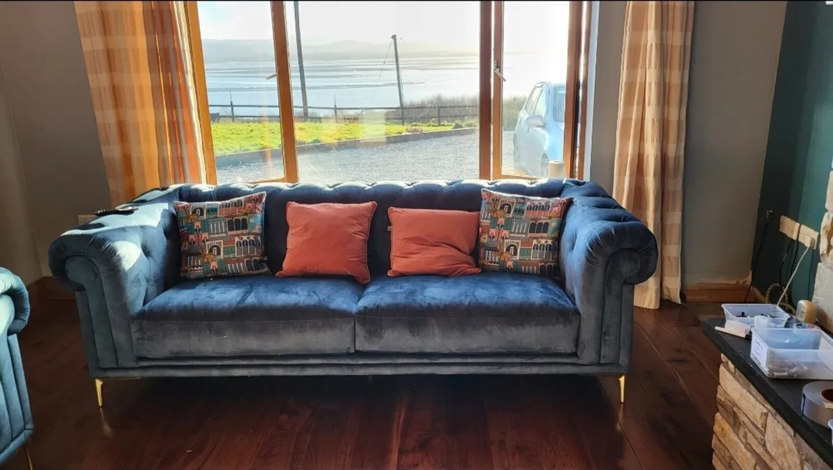 Chesterfield sofa 4 seater & 3 Seater - Image 3