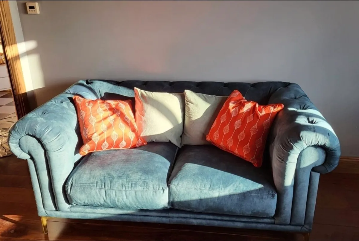 Chesterfield sofa 4 seater & 3 Seater - Image 4