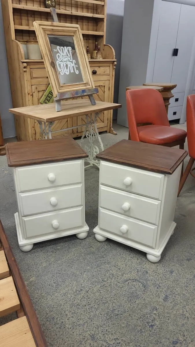 Double bed, matching bedside lockers - Image 3