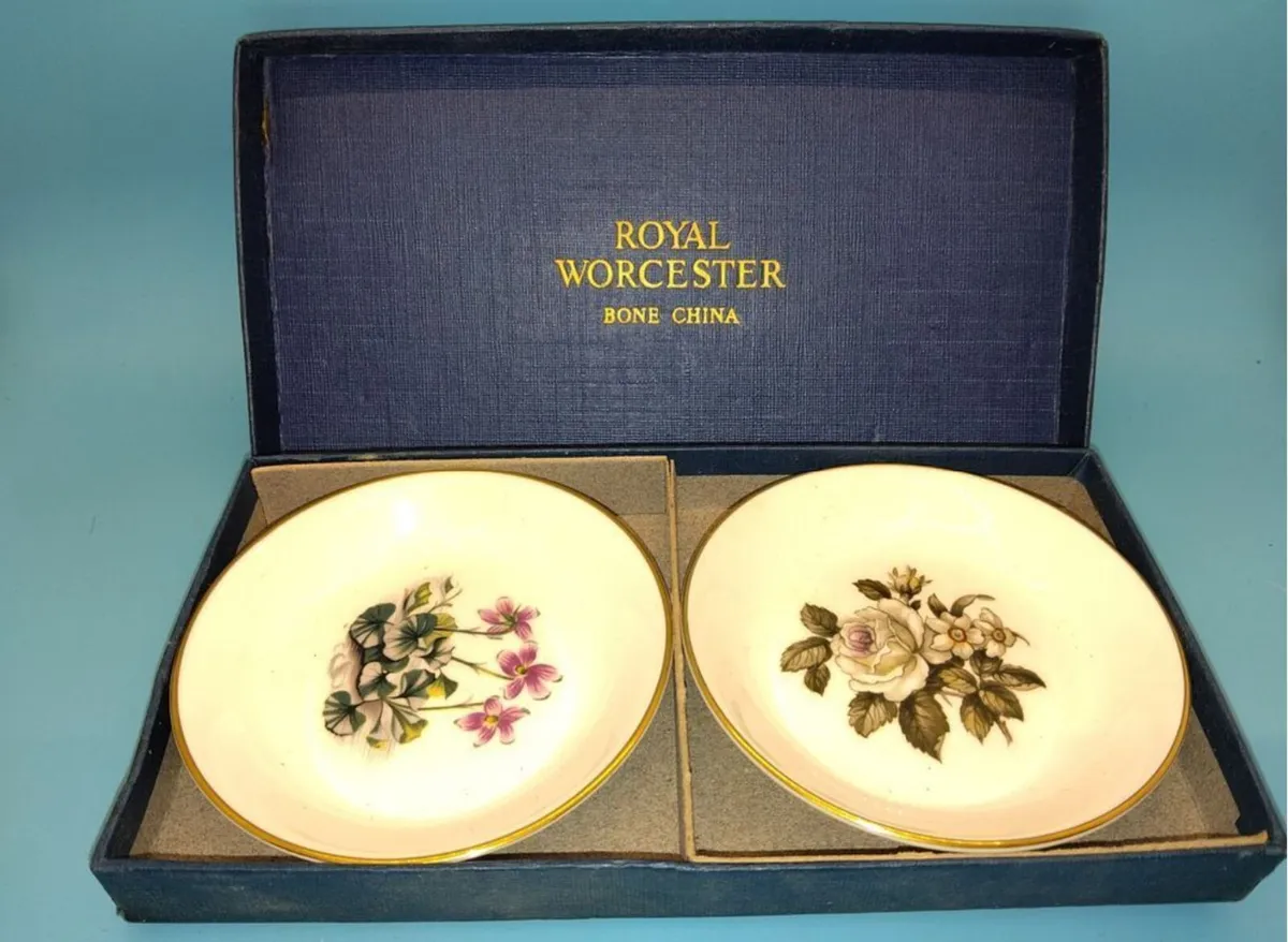 BOXED PAIR OF ROYAL WORCESTER PIN DISHES - Image 1
