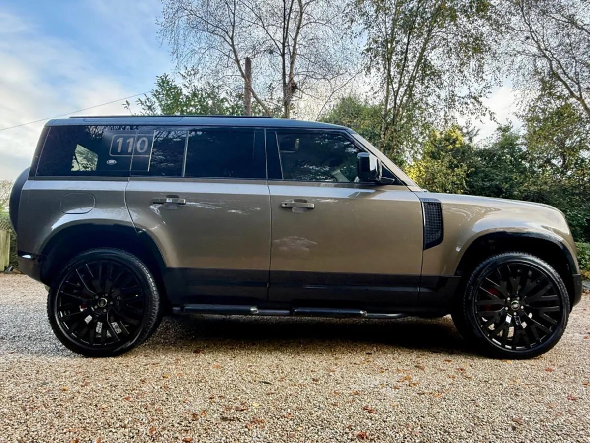 Land Rover Defender 110 7 SEAT 240 AWD FIRST EDITI - Image 4