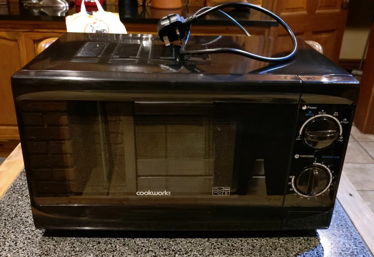 COOKWORKS 700W USED BLACK MICROWAVE. - Image 1