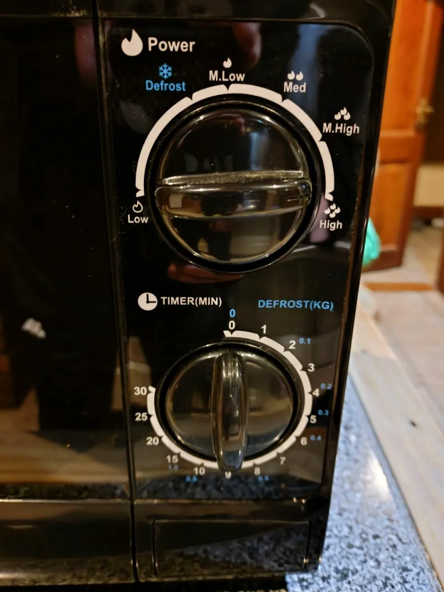 COOKWORKS 700W USED BLACK MICROWAVE. - Image 2