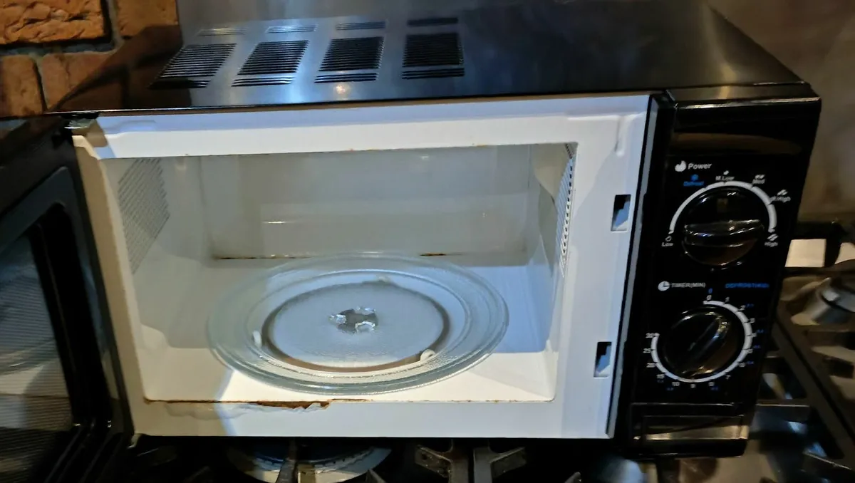 COOKWORKS 700W USED BLACK MICROWAVE. - Image 4