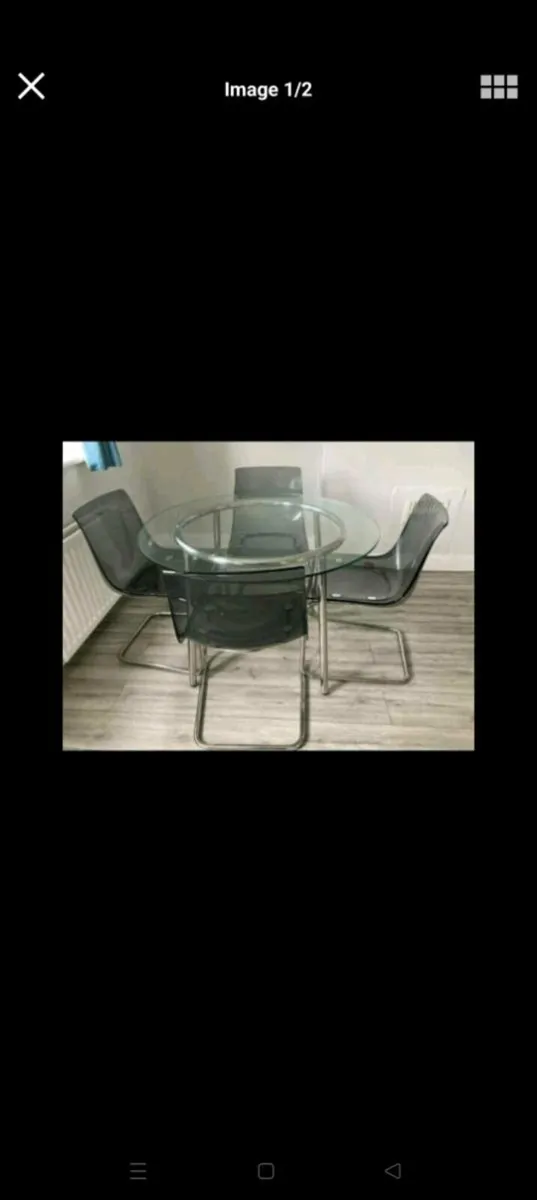 Table and chairs - Image 1