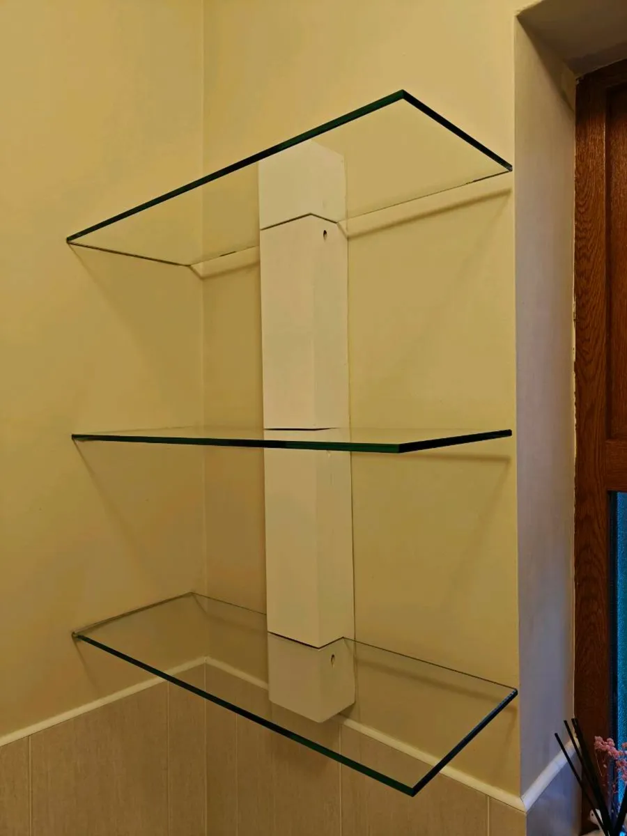 Glass display shelf - Image 1