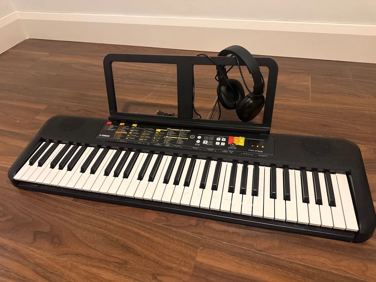 Yamaha PSR F52 Portable Keyboard - Image 1