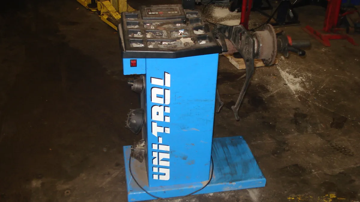 garage equipment - Image 1