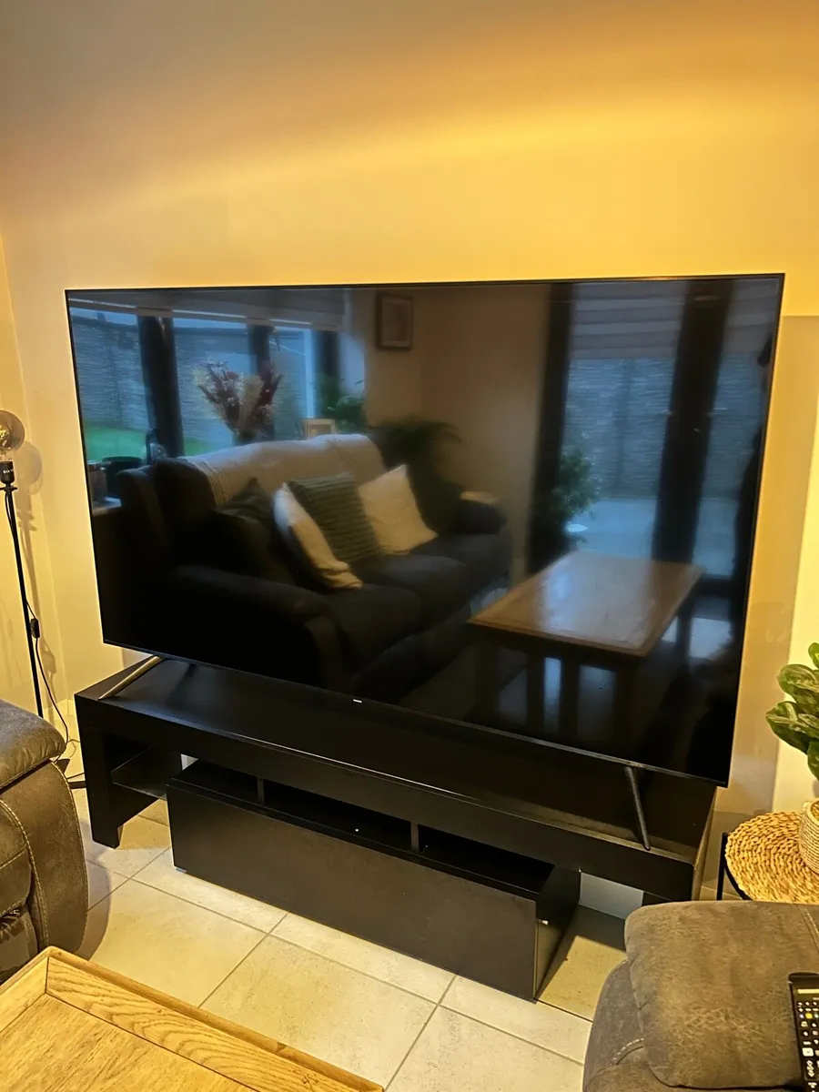 Samsung U7000F 75” 4K Smart TV with Stand - Image 1