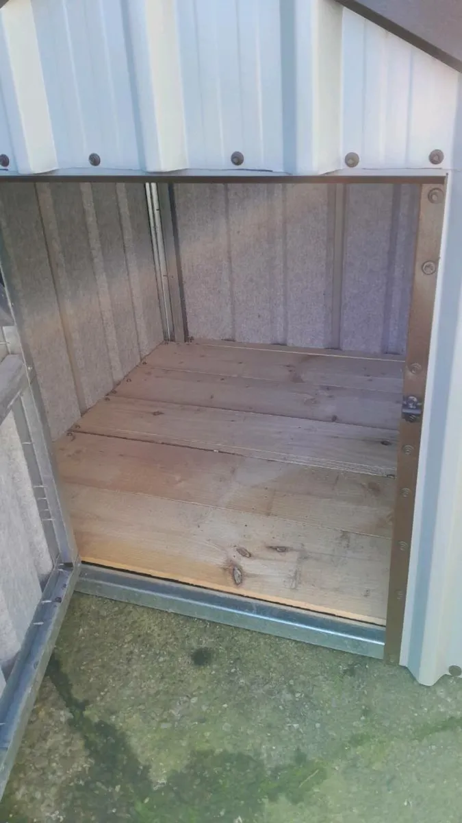 Large steel framed dog house - Image 4