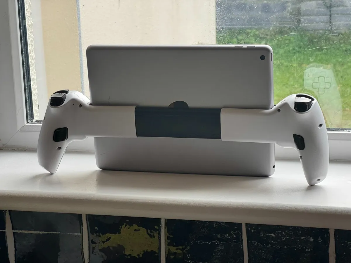 iPad 6th Gen 32GB + Universal Console Controller - Image 4