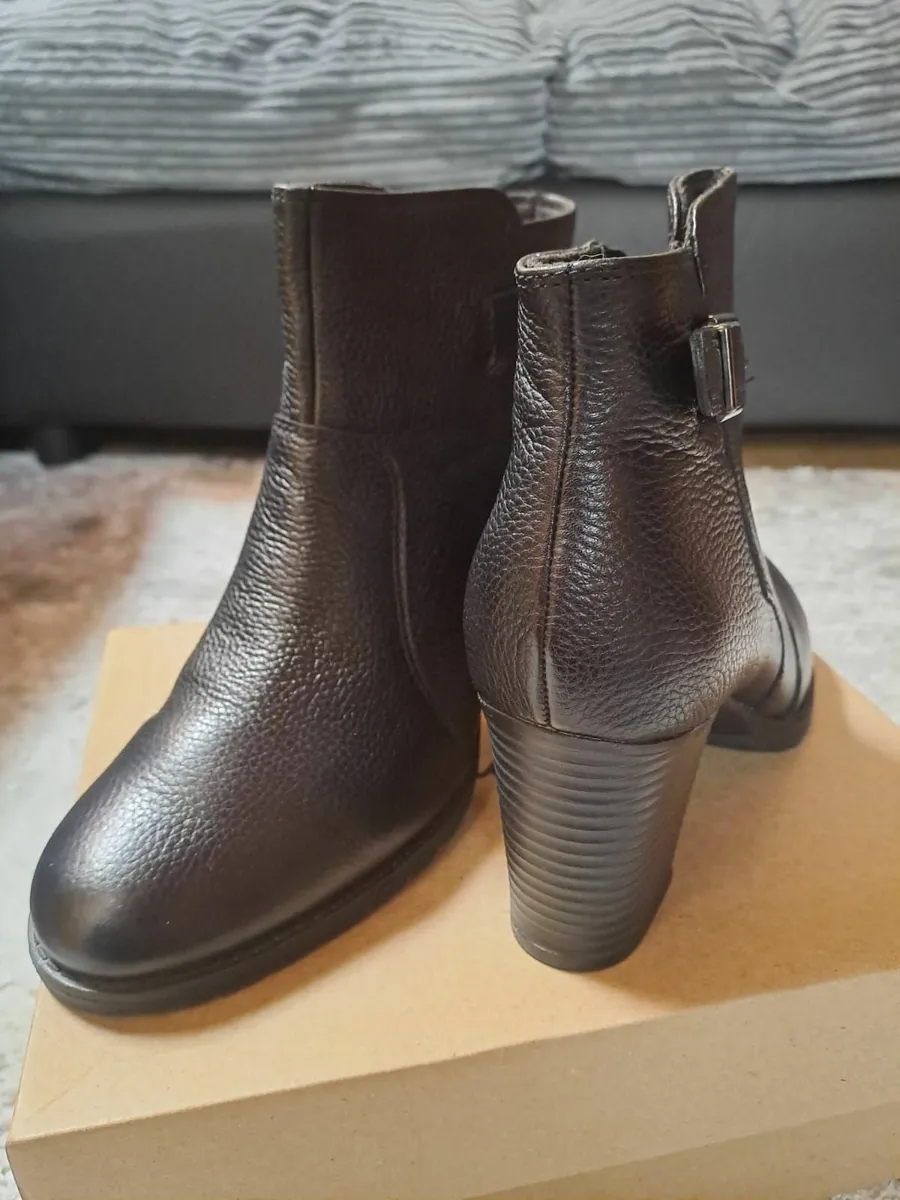 Women Clarks Shoes size 6 - Image 3