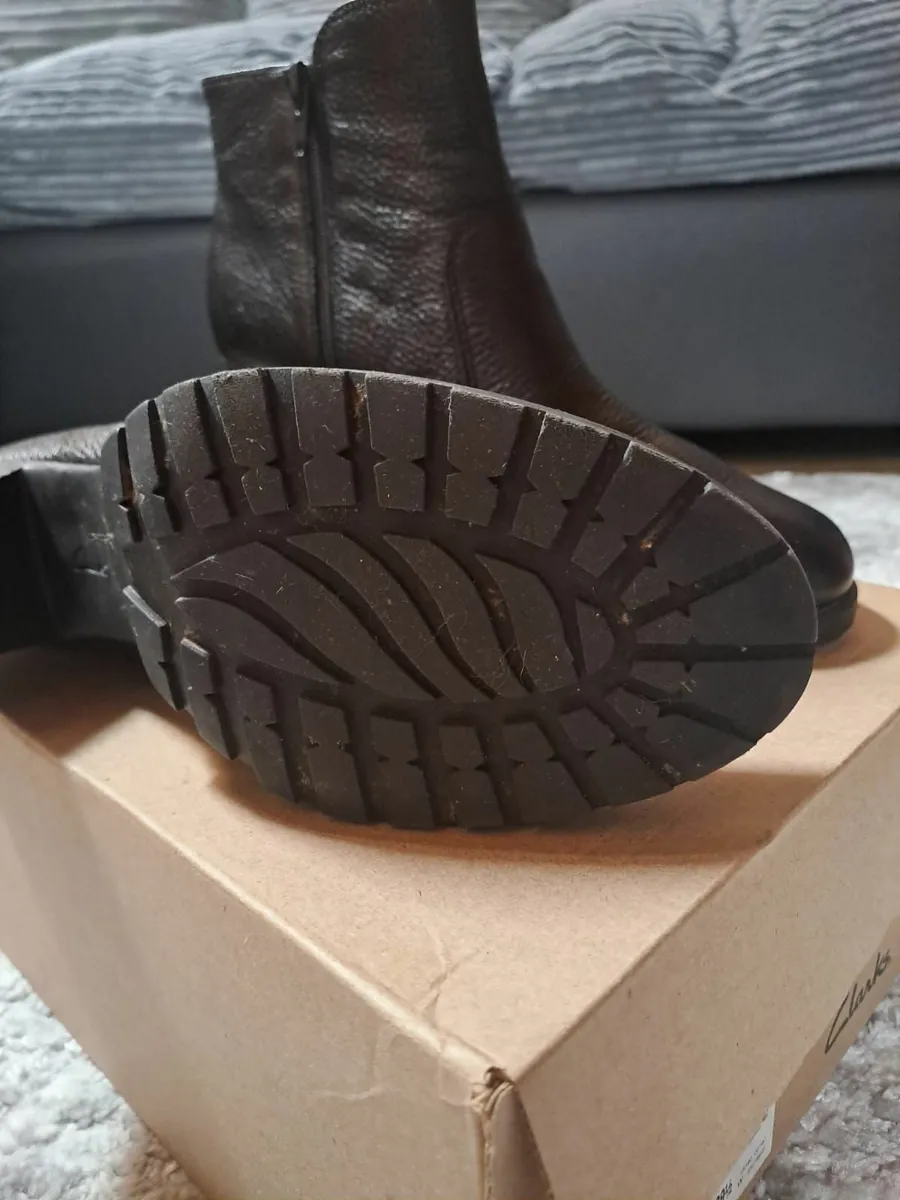 Women Clarks Shoes size 6 - Image 4