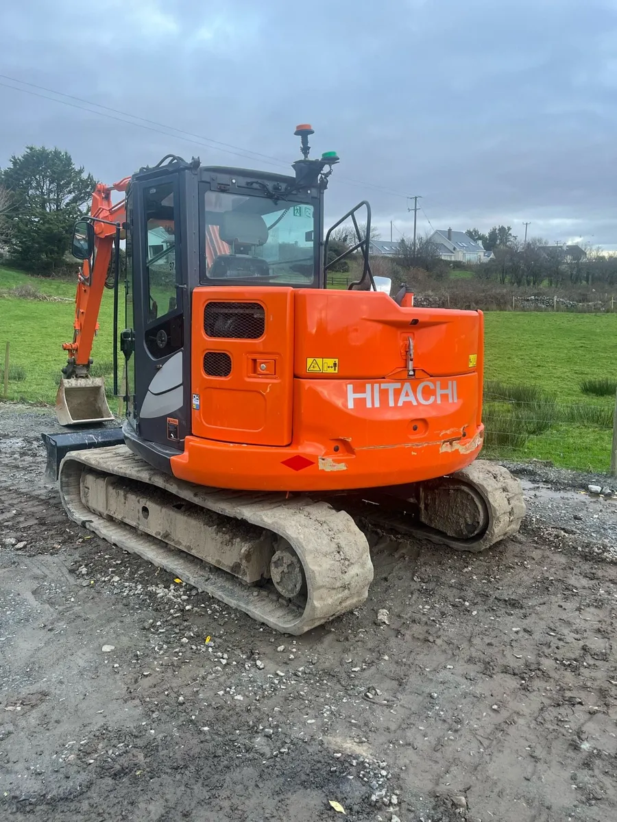 8.5 tons Hitachi digger - Image 1