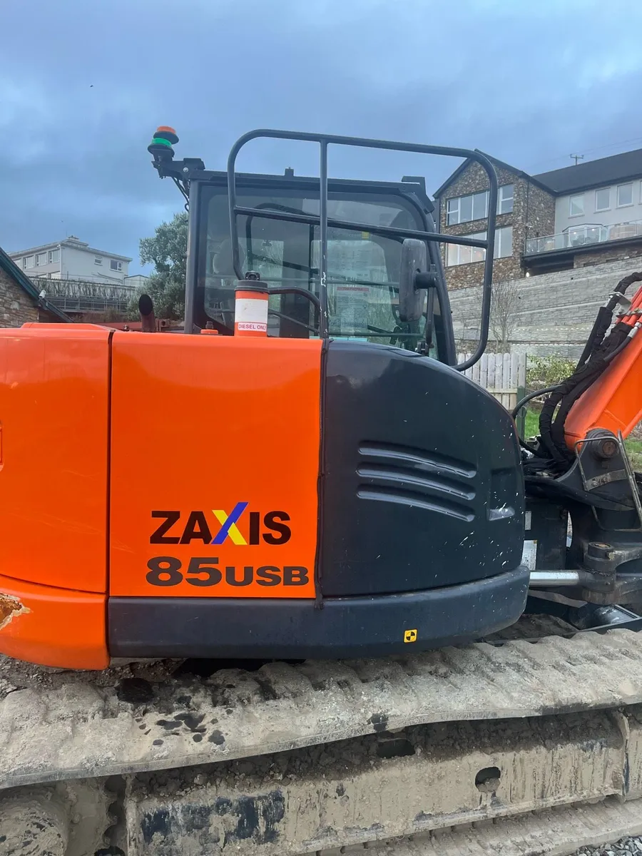 8.5 tons Hitachi digger - Image 2