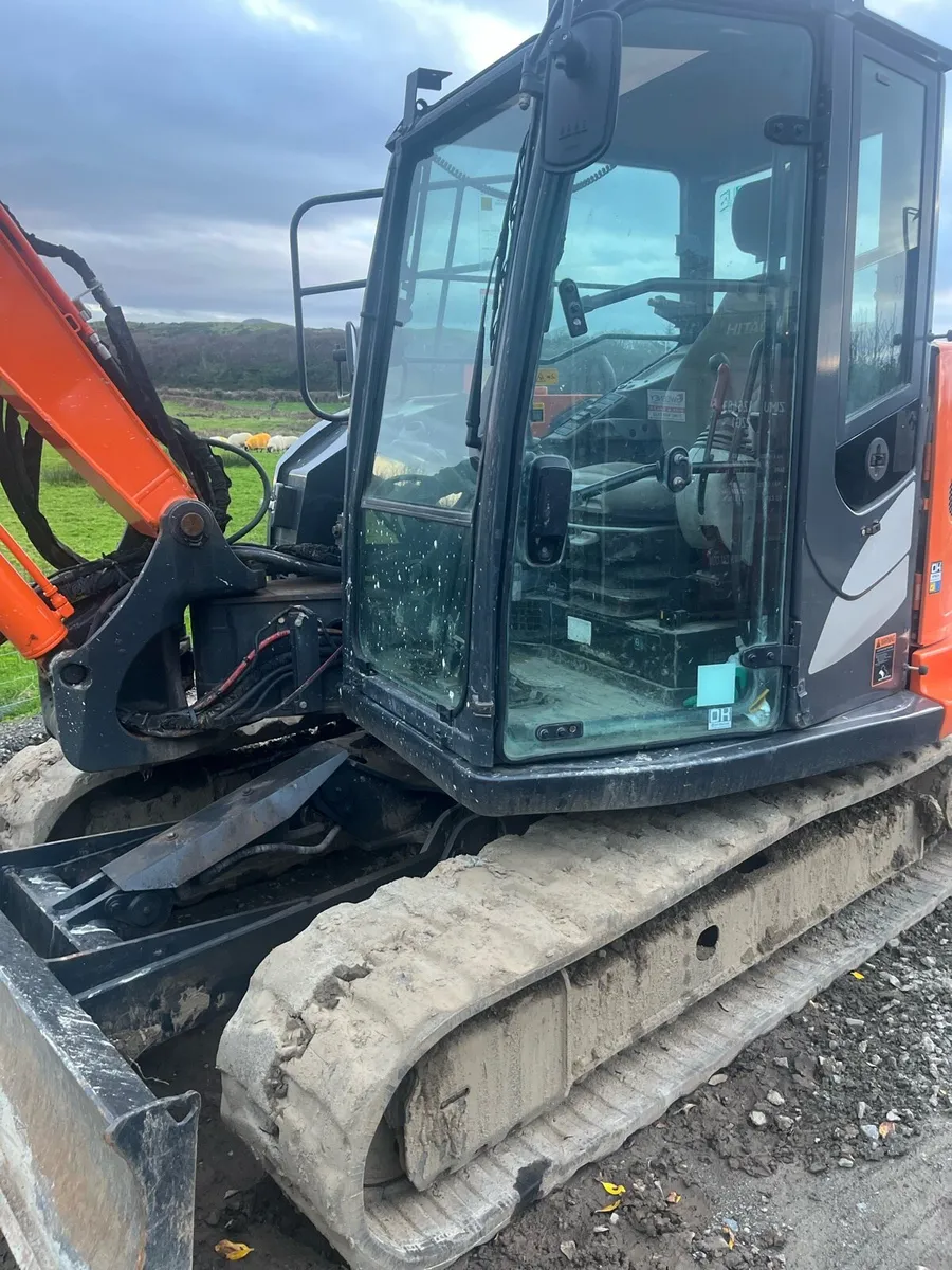 8.5 tons Hitachi digger - Image 3