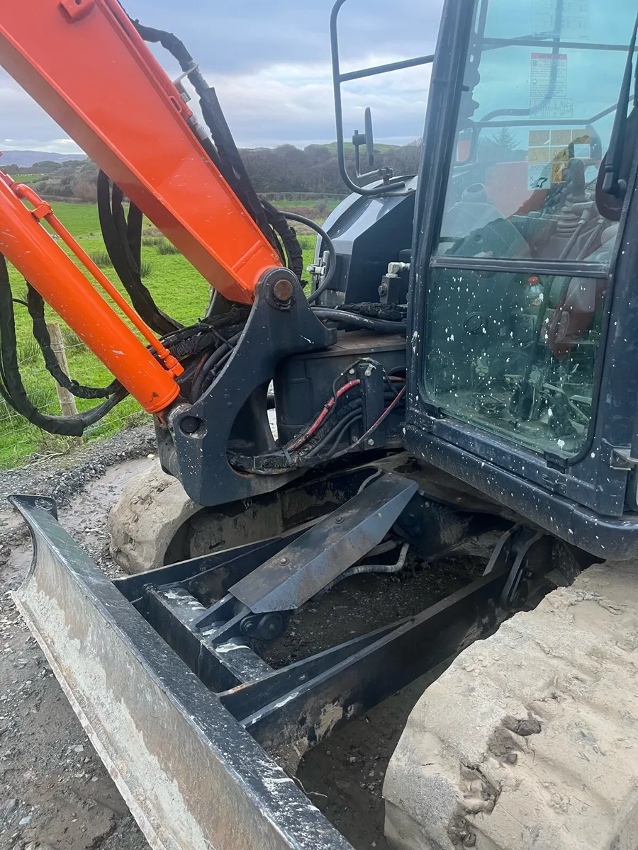 8.5 tons Hitachi digger - Image 4