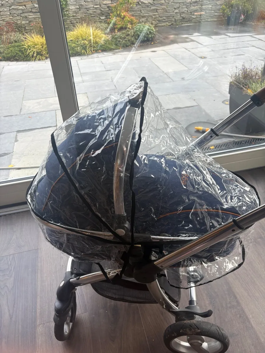 Navy Egg bassinet & push chair with footmuffs. - Image 4