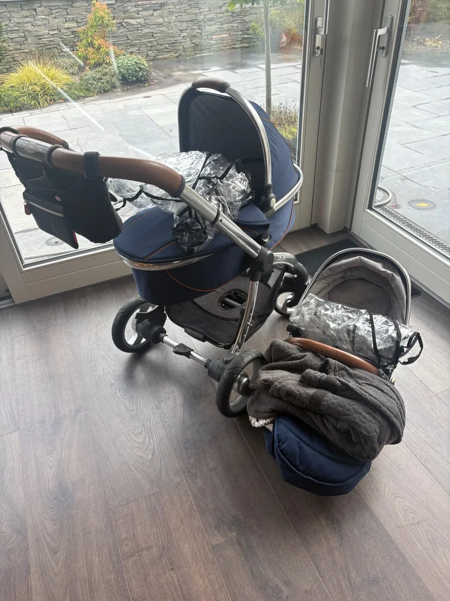 Navy Egg bassinet & push chair with footmuffs. - Image 1