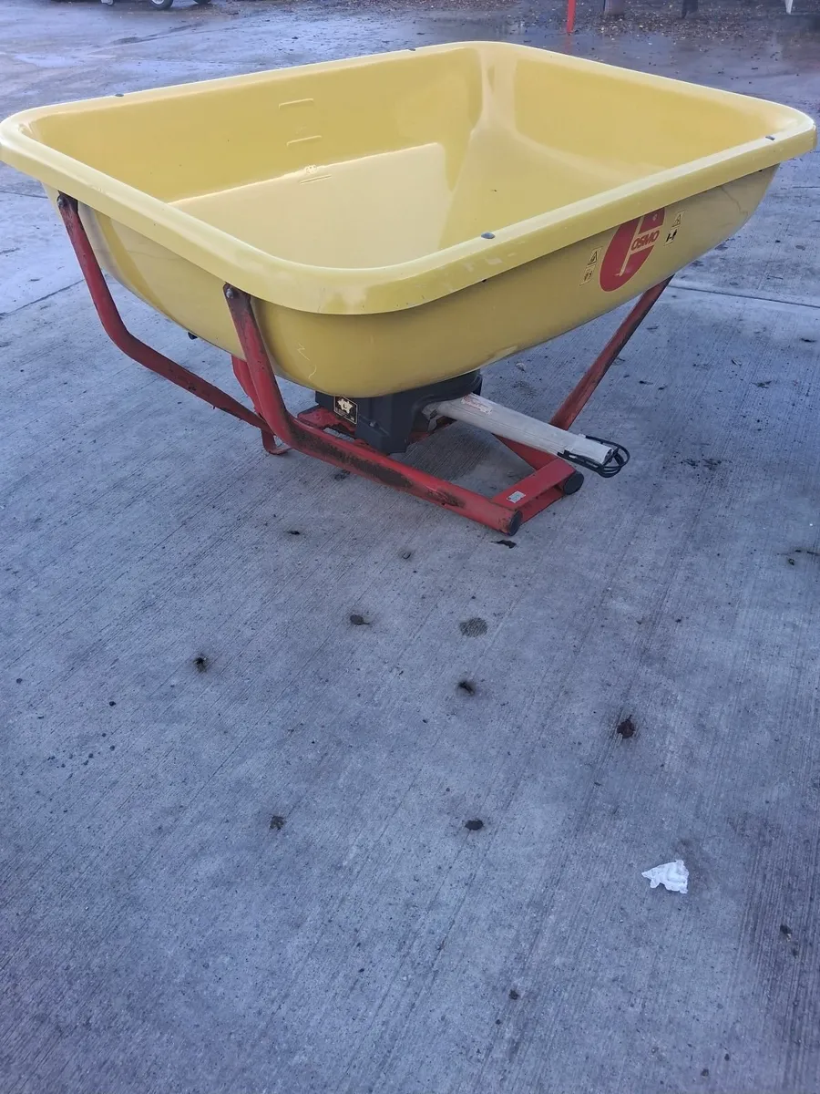 Second Hand Cosmo Fertilizer Spreader - Image 1