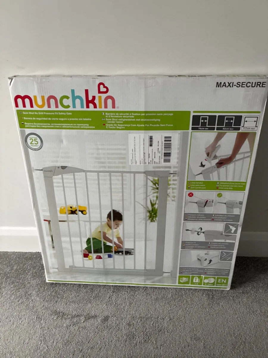 Munchkin baby gate- no drill pressure fit- NEW