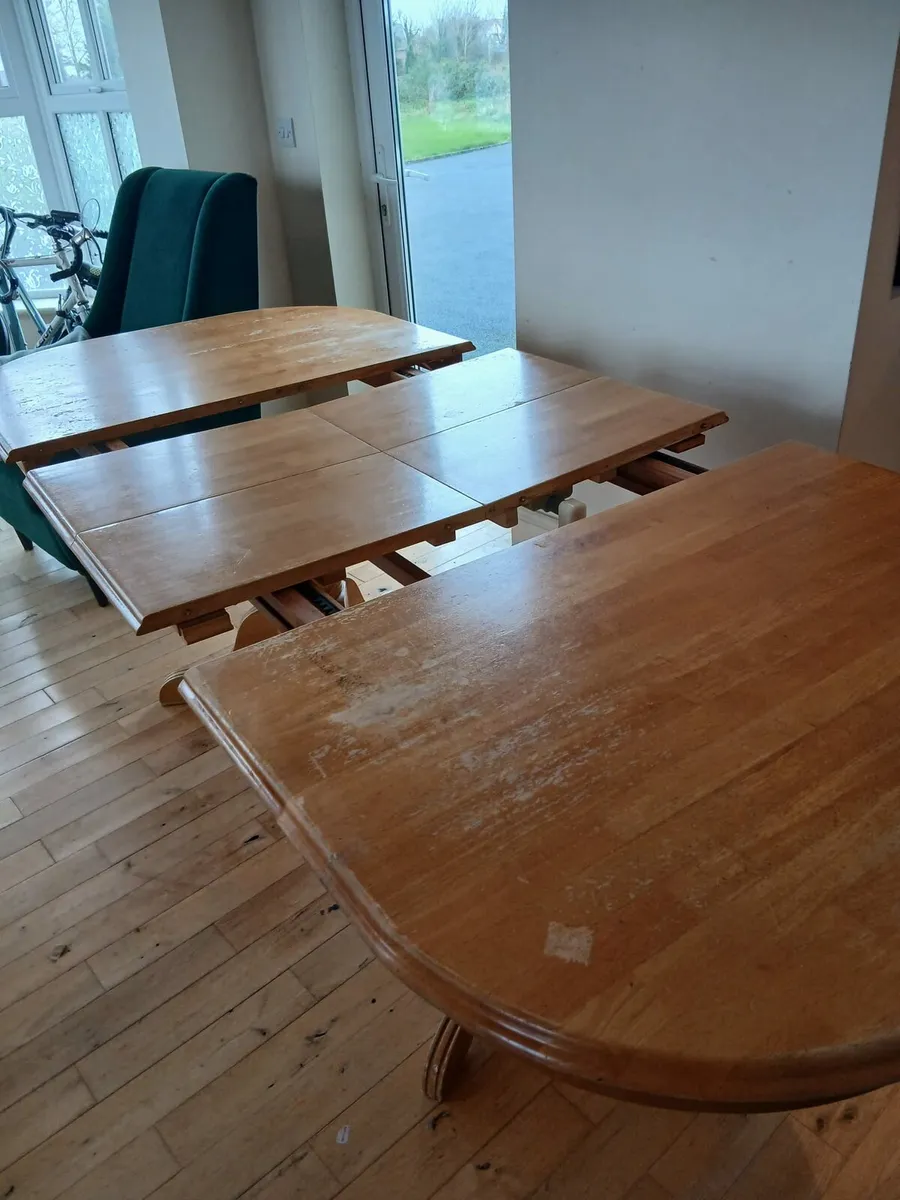 Table and chairs - Image 2