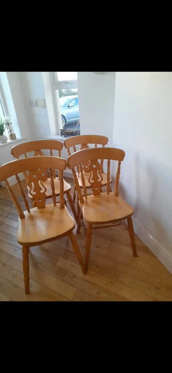 Table and chairs - Image 3