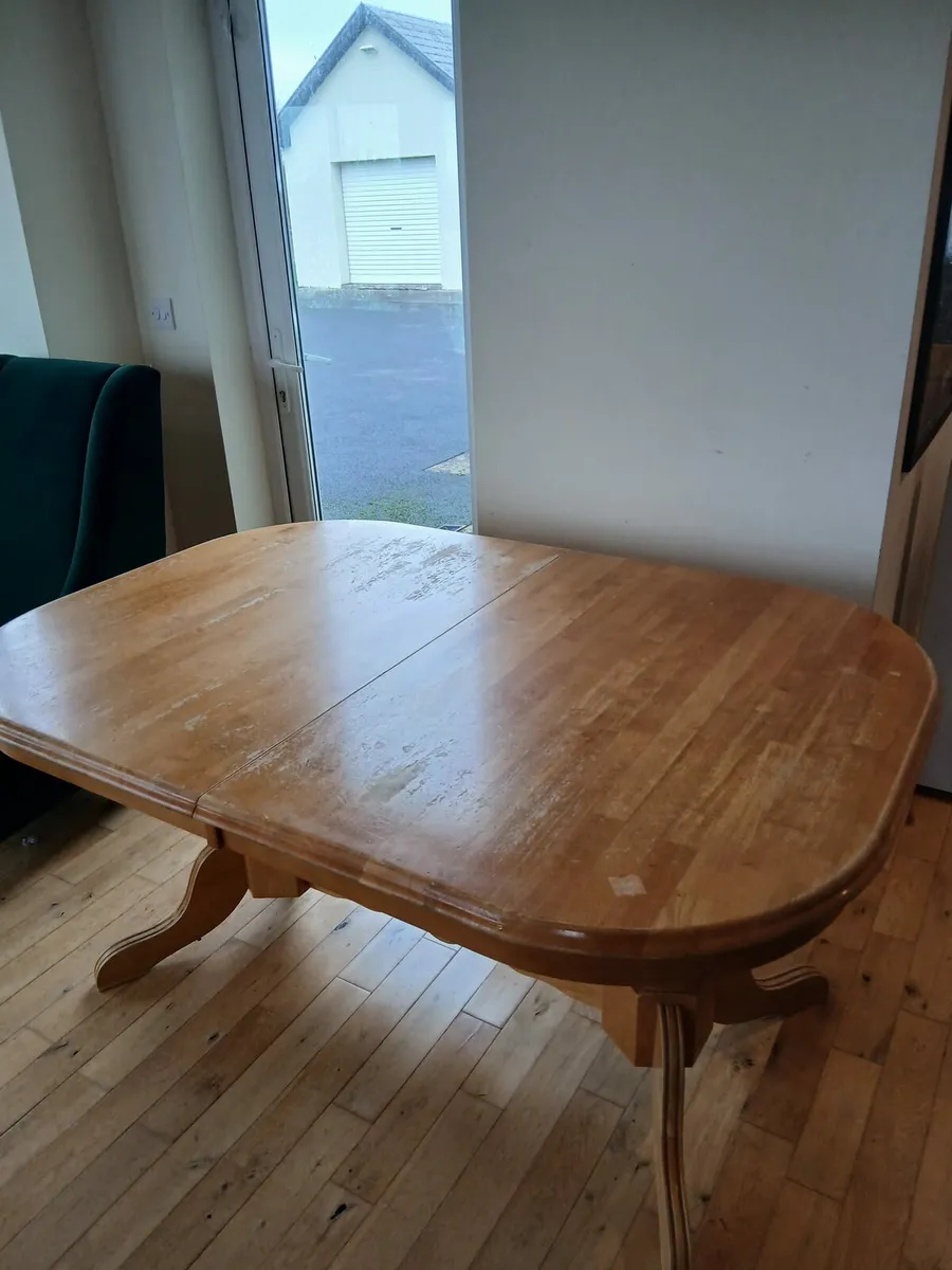 Table and chairs - Image 1