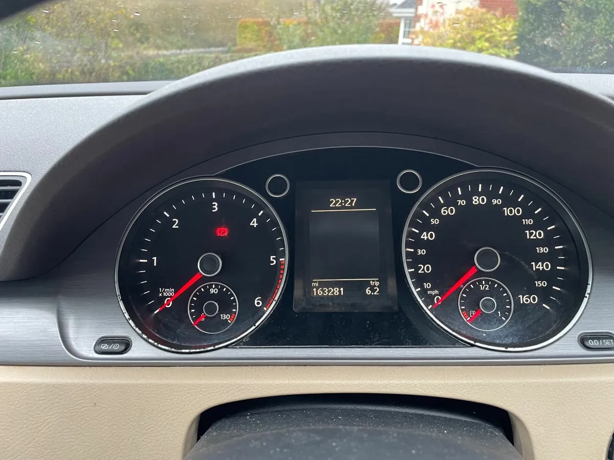 Volkswagen Passat 2012 - Image 2