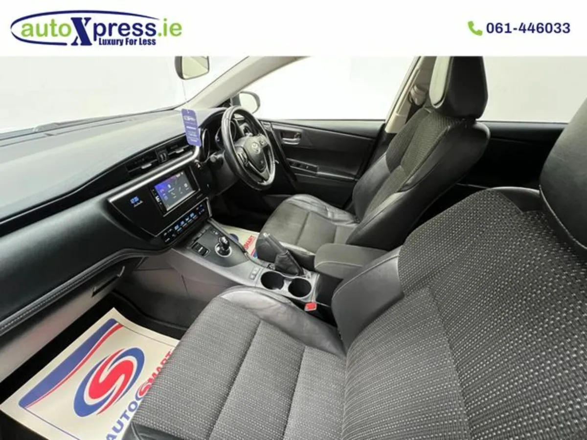 Toyota Auris 1.8 Automatic, Hybrid, Reversing came - Image 4