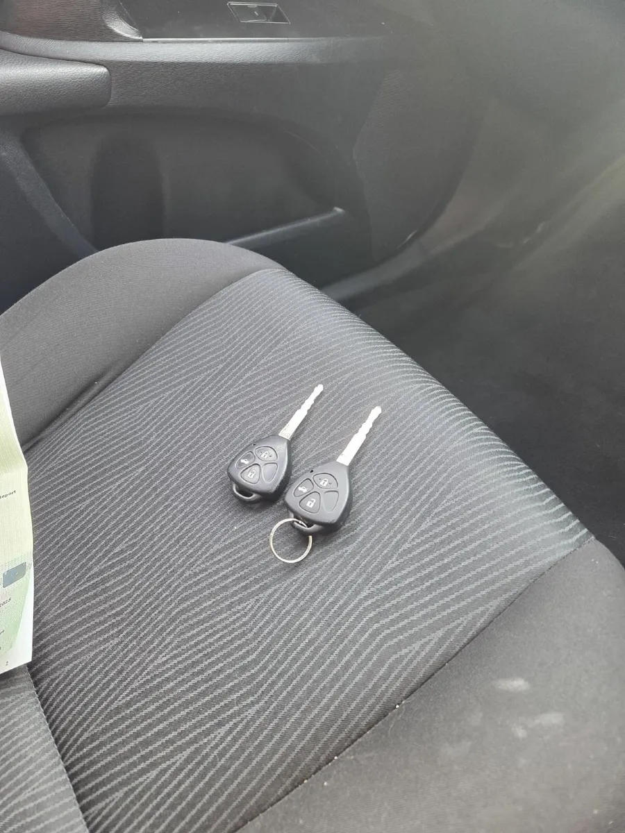 Toyota Avensis 2010 - Image 4