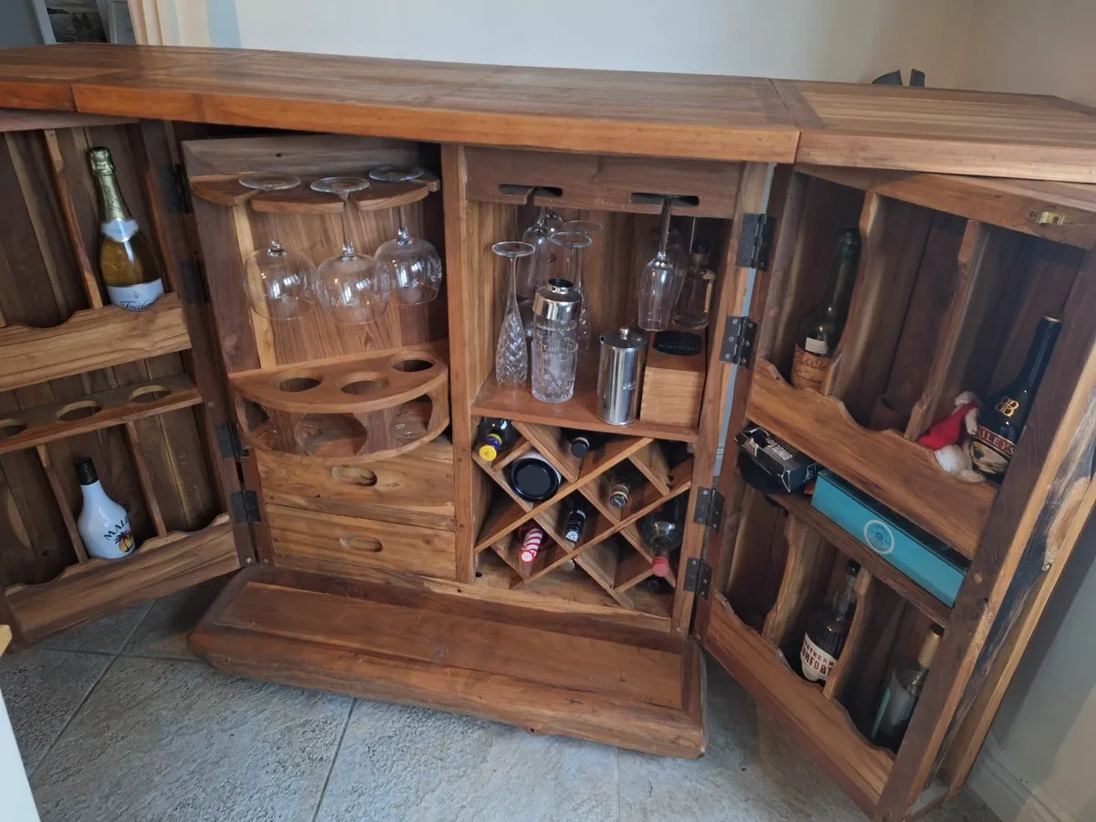 Table chairs & matching  home bar - Image 1