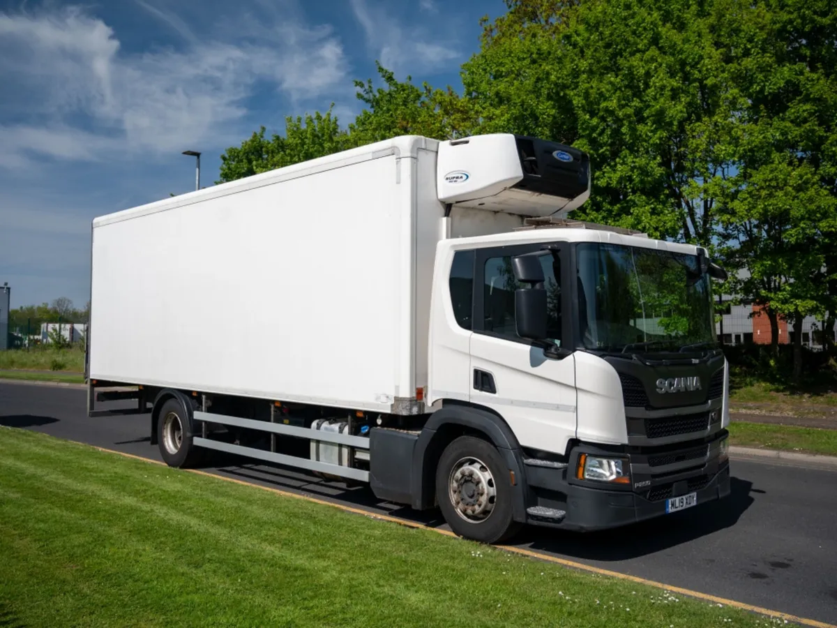 2019 (19) SCANIA P250 TWIN EVAP 18 TONNE 4X2 - Image 1