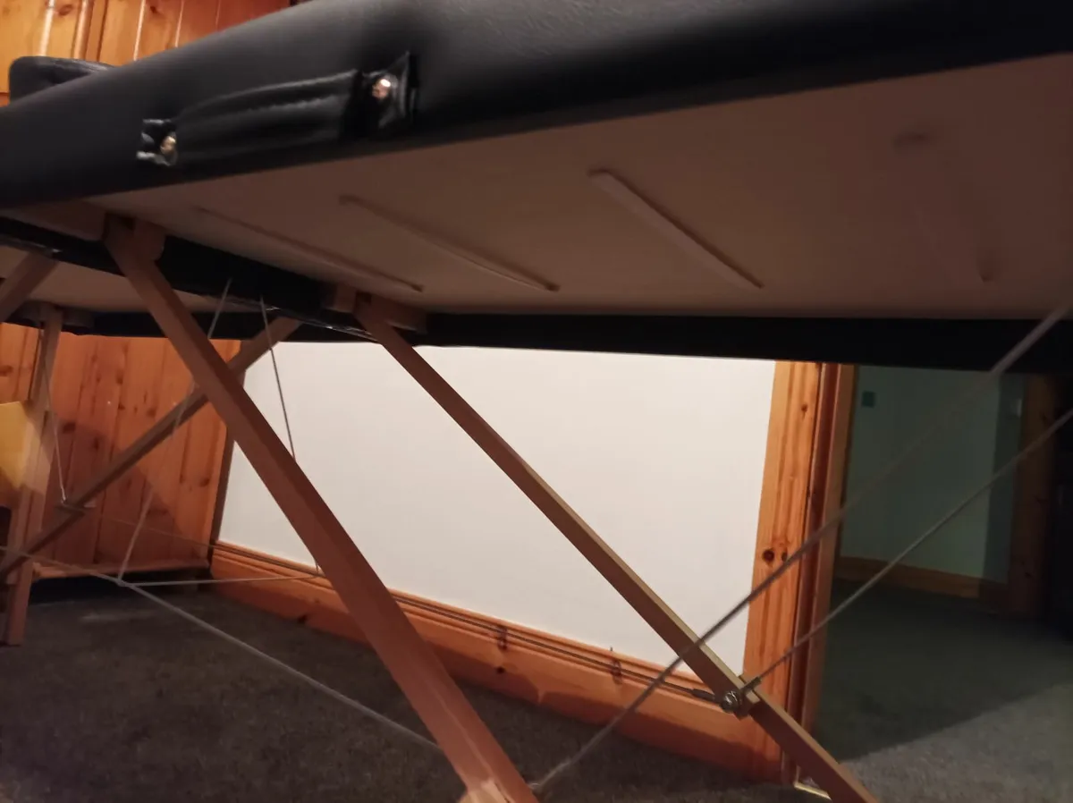 Massage table. - Image 2