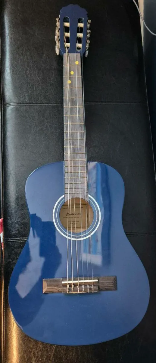 Guitar perfect for beginners. Great Condition €45 - Image 1